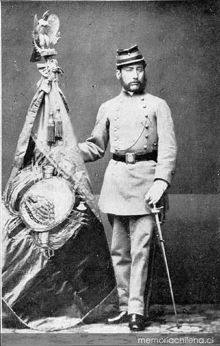 Oficial abanderado del Batallón Boliviano Paucarpata y su bandera, hacia 1880 — 1880 | Chile de Ayer