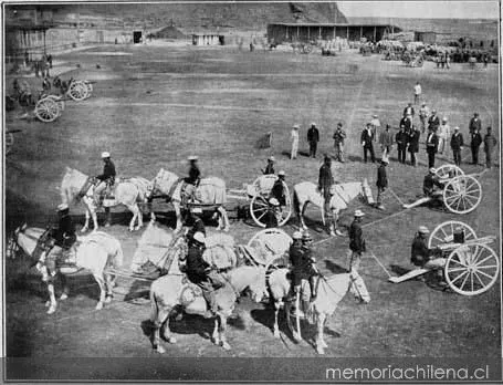Regimiento de Artillería N° 2, sección de ametralladoras de la batería de los Tordillos, hacia 1880 — 1879 | Chile de Ayer