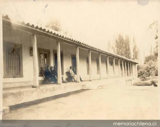 Entrada de la quinta de Chomedague, del abuelo de Don José Toribio Medina en Santa Cruz, hacia 1900 — 1900 | Chile de Ayer