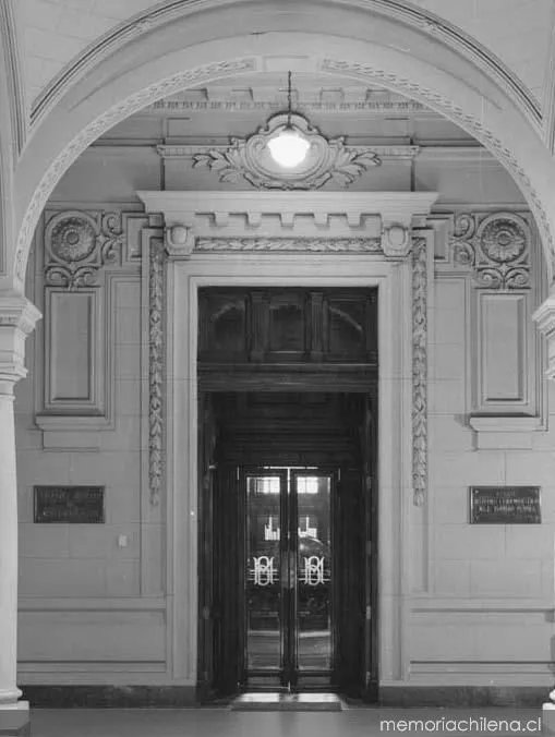 Puerta de acceso a la Sala Medina en la Biblioteca Nacional, hacia 1930 — 1930 | Chile de Ayer