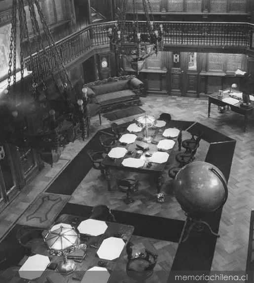 Sala de lectura de la Sala Medina en la Biblioteca Nacional, hacia 1930 — 1930 | Chile de Ayer
