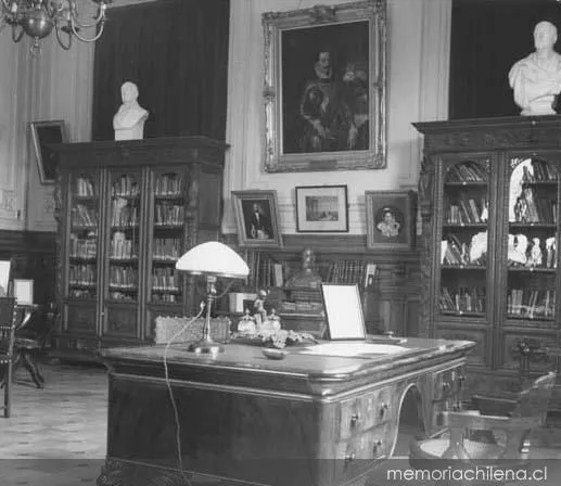 Sala del Conservador con escritorio y lámpara, Biblioteca Nacional — 1930 | Chile de Ayer