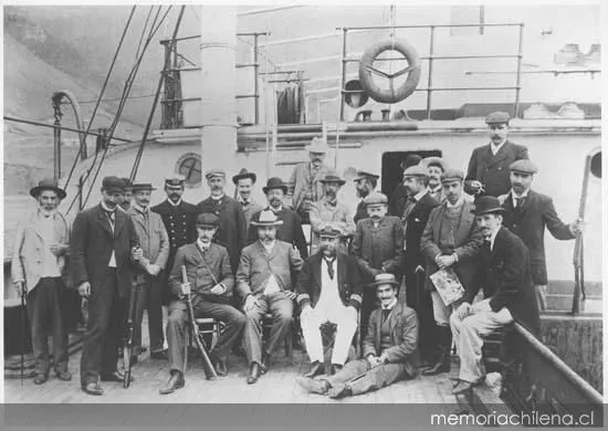 José Toribio Medina rumbo a Europa en compañía de algunos tripulantes y pasajeros, hacia 1900 — 1900 | Chile de Ayer