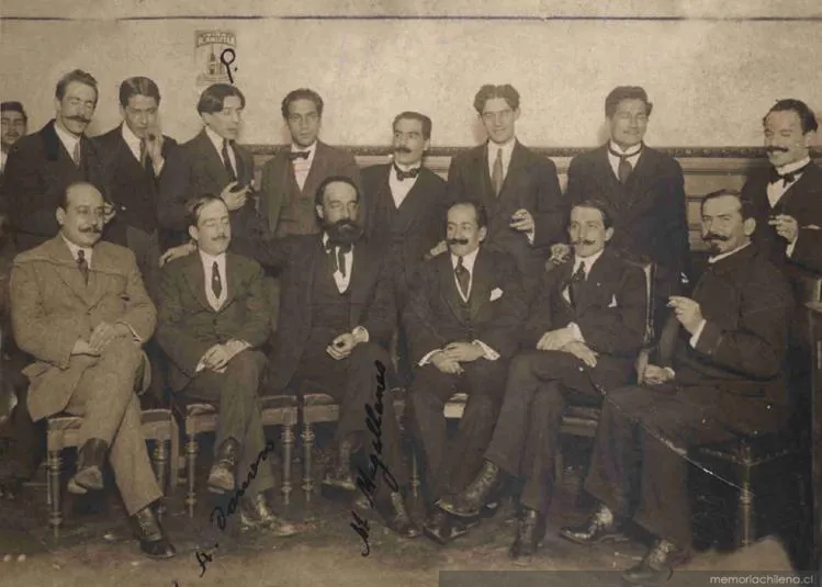 Fernando Santiván junto a destacados creadores nacionales, hacia 1918 — 1918 | Chile de Ayer