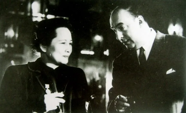 Pablo Neruda con Soong Ching-ling en China — 1951 | Chile de Ayer