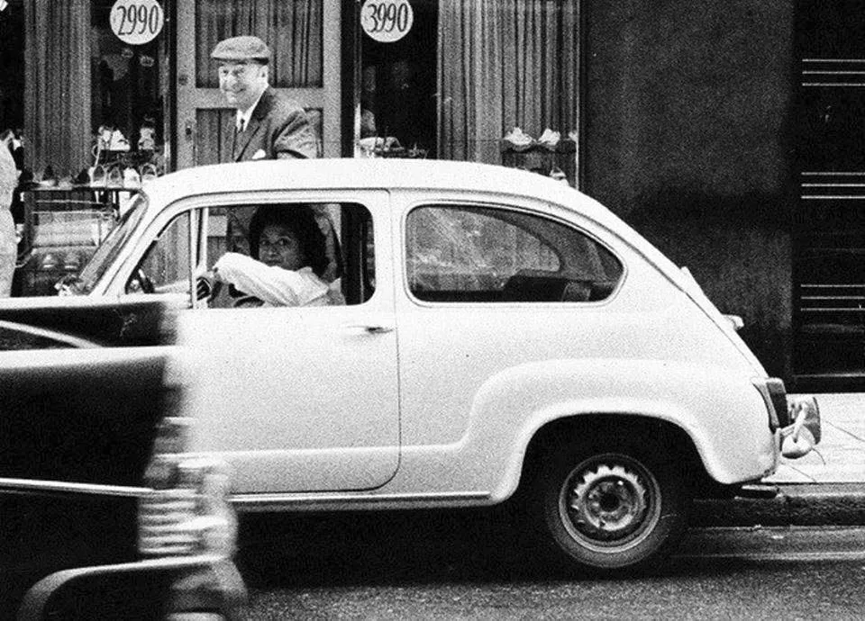 Pablo Neruda con la fotógrafa Sara Facio — Década de 1960 | Chile de Ayer
