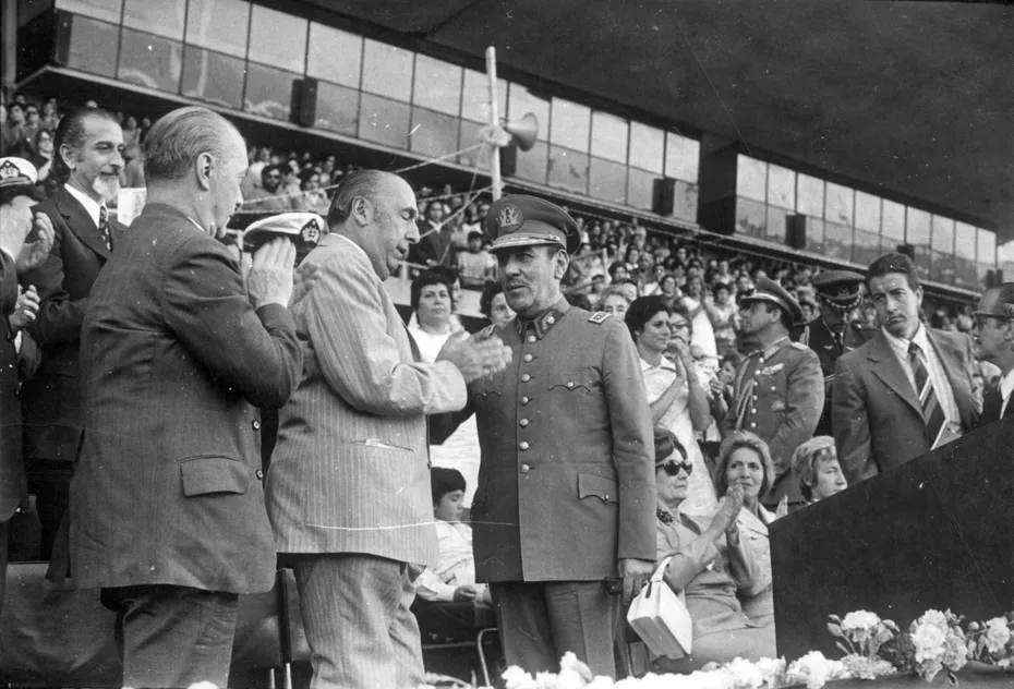Manifestación a Pablo Neruda en el Estadio Nacional — 1972 | Chile de Ayer