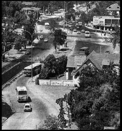 Casa-isla en avenida Ossa con Sánchez Fontecilla, Santiago — Avenida Ossa con Sánchez Fontecilla, La Reina — 1988 | Chile de Ayer