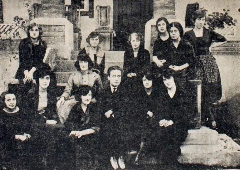 Claudio Arrau con admiradoras — 1921 | Chile de Ayer
