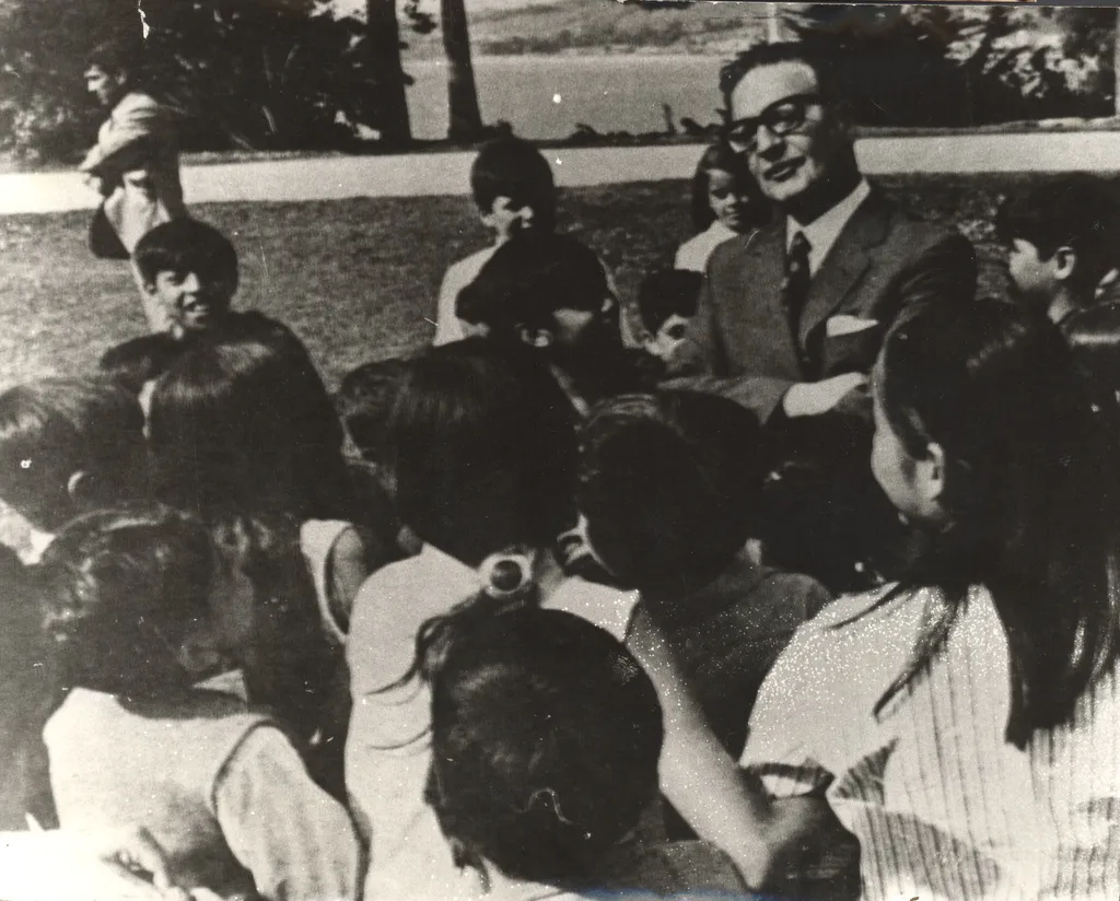 Salvador Allende con niños — 1971 | Chile de Ayer
