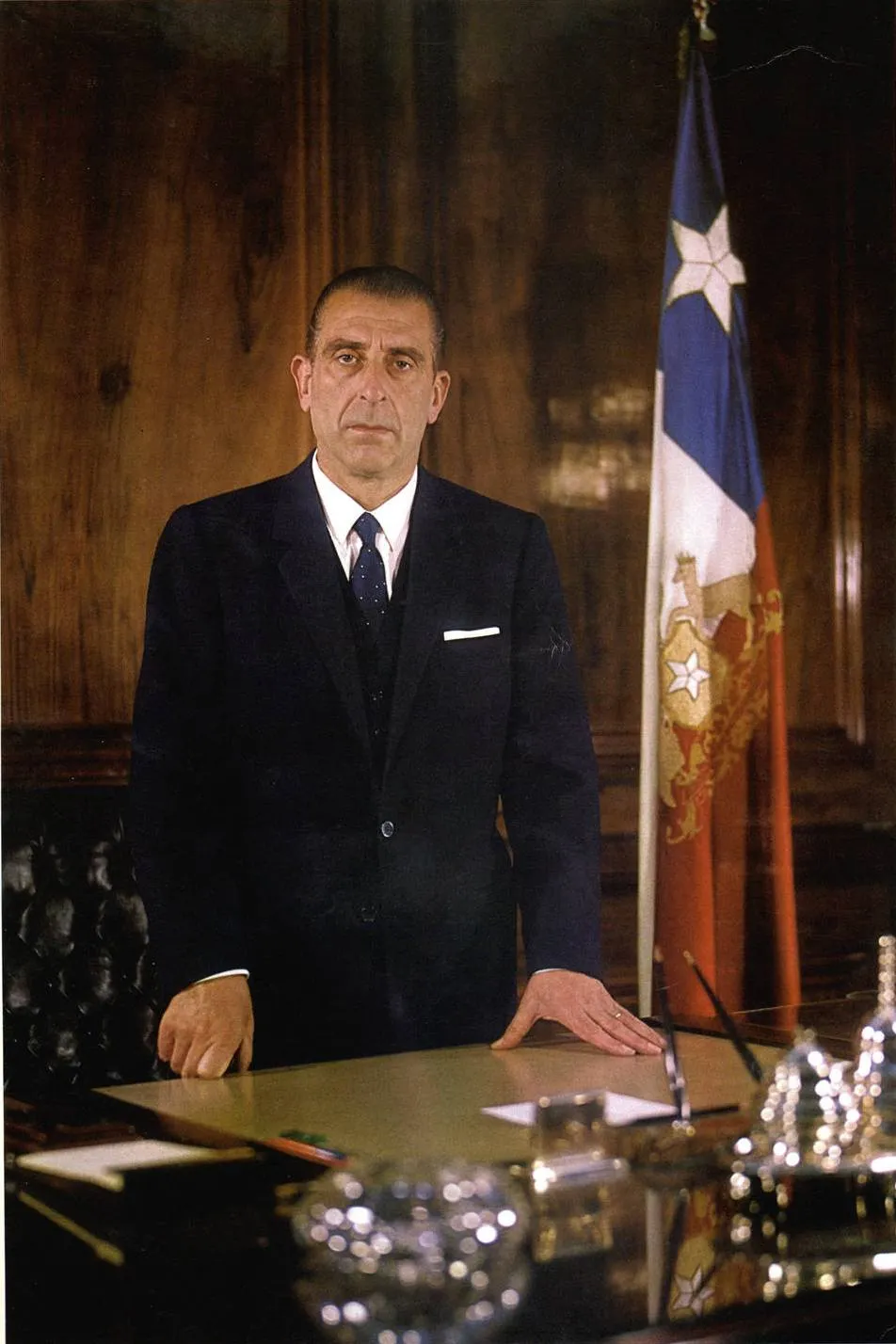 Eduardo Frei Montalva en su escritorio de La Moneda — aprox. 1964–1970 | Chile de Ayer