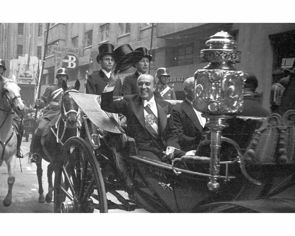 González Videla saluda desde un carruaje — 1952 | Chile de Ayer