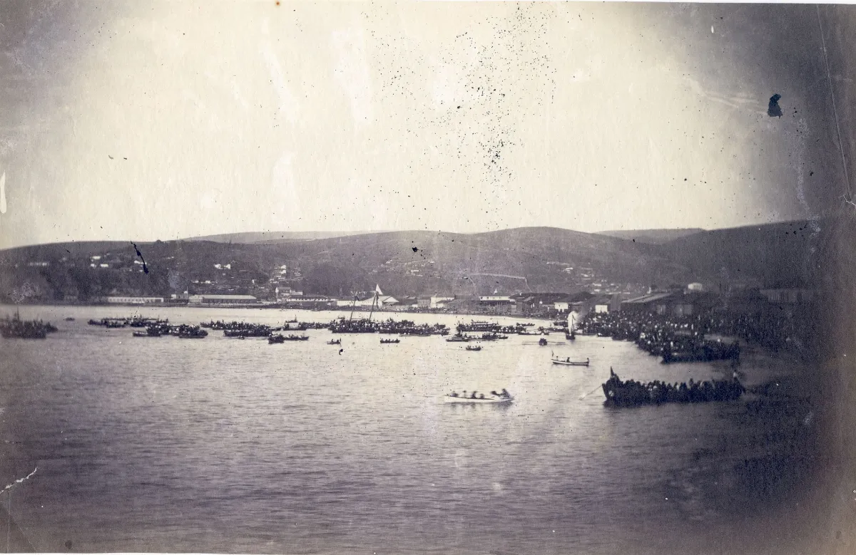 Regatas en la playa del Almendral en Valparaiso. — 1863 | Chile de Ayer