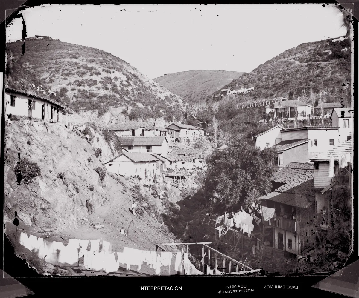 [Casas en la quebrada de San Francisco] — 1863–1864 | Chile de Ayer