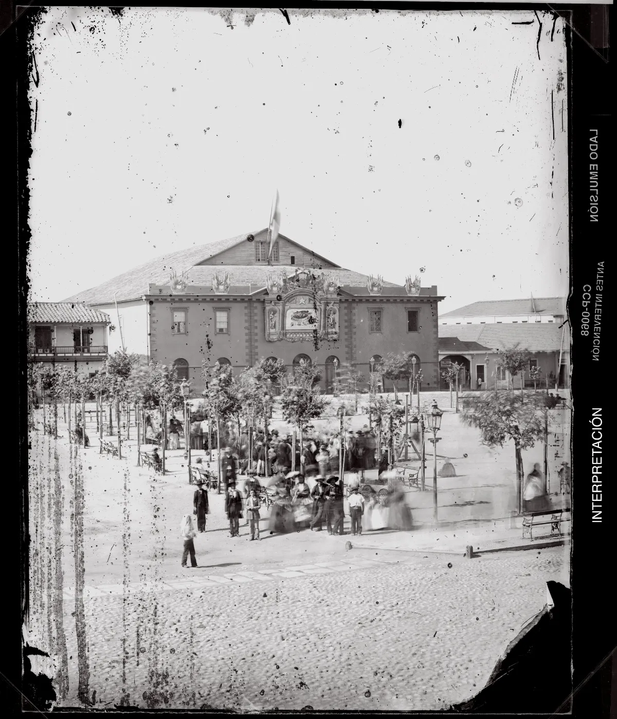 [Plaza de la Victoria con grupo de personas] — 1863–1864 | Chile de Ayer