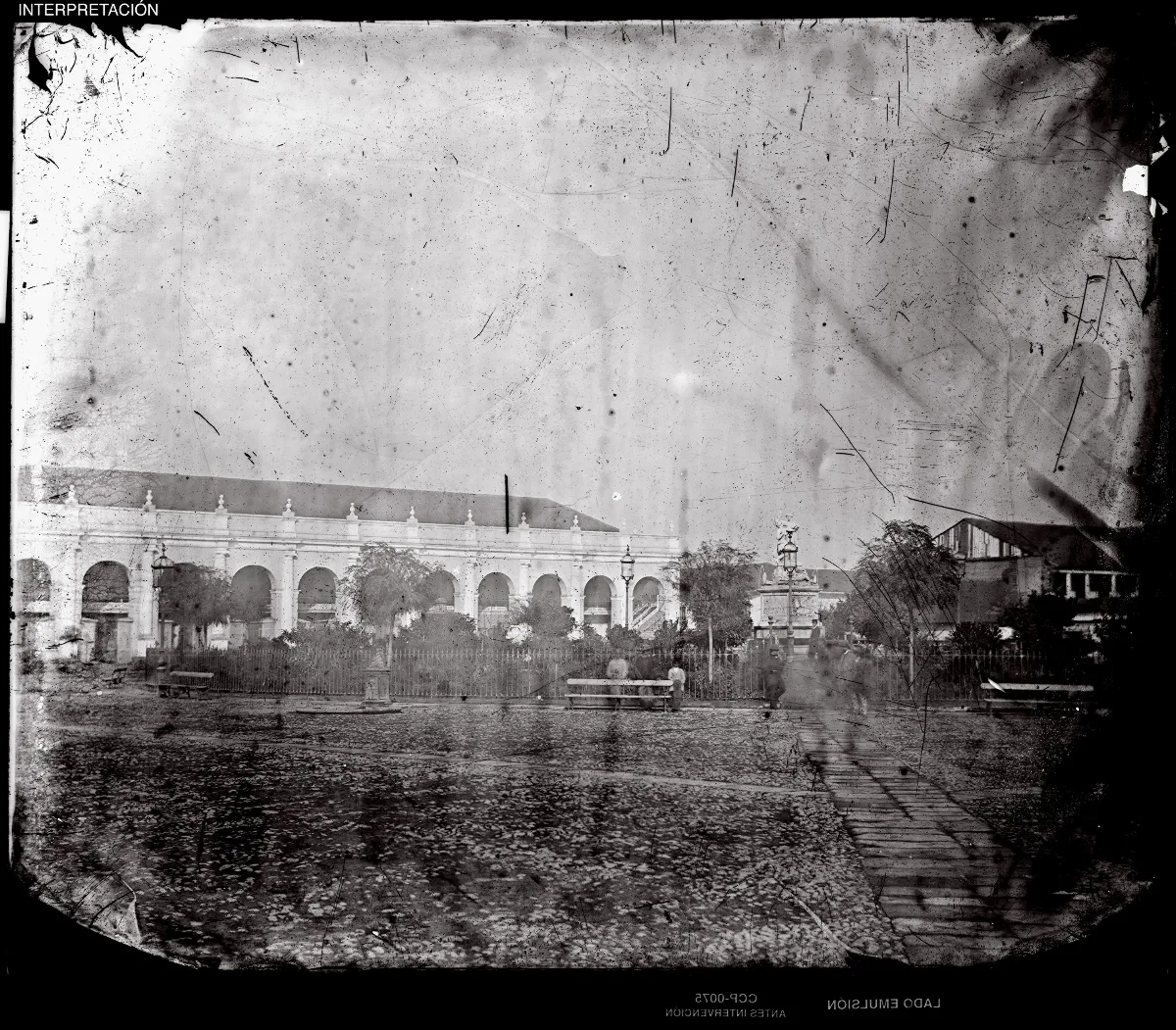 [Costado sur de la Plaza de Armas] — Plaza de Armas de Santiago de Chile — 1863 | Chile de Ayer