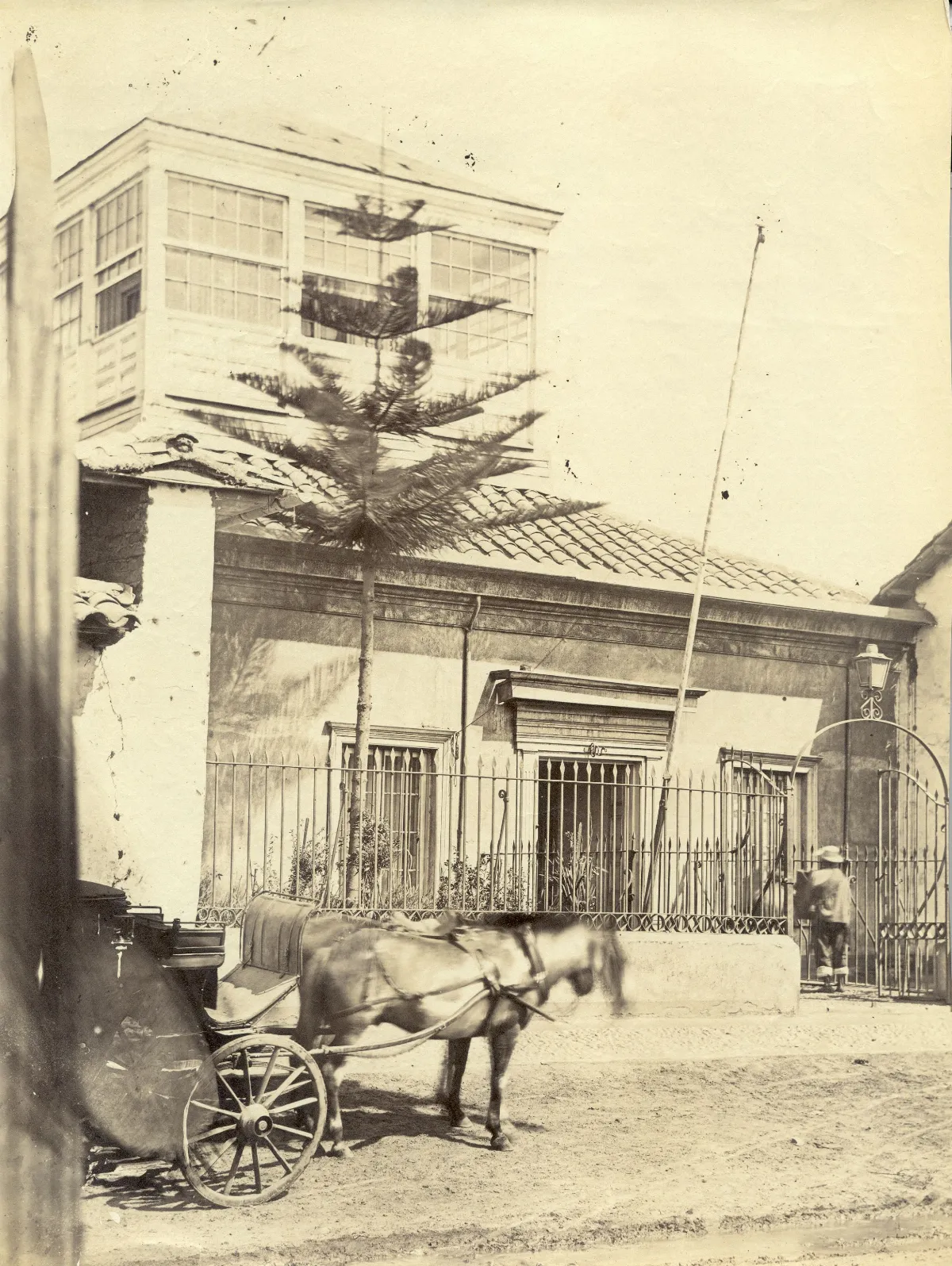 [Edificio y coche de caballos] — 1863 | Chile de Ayer