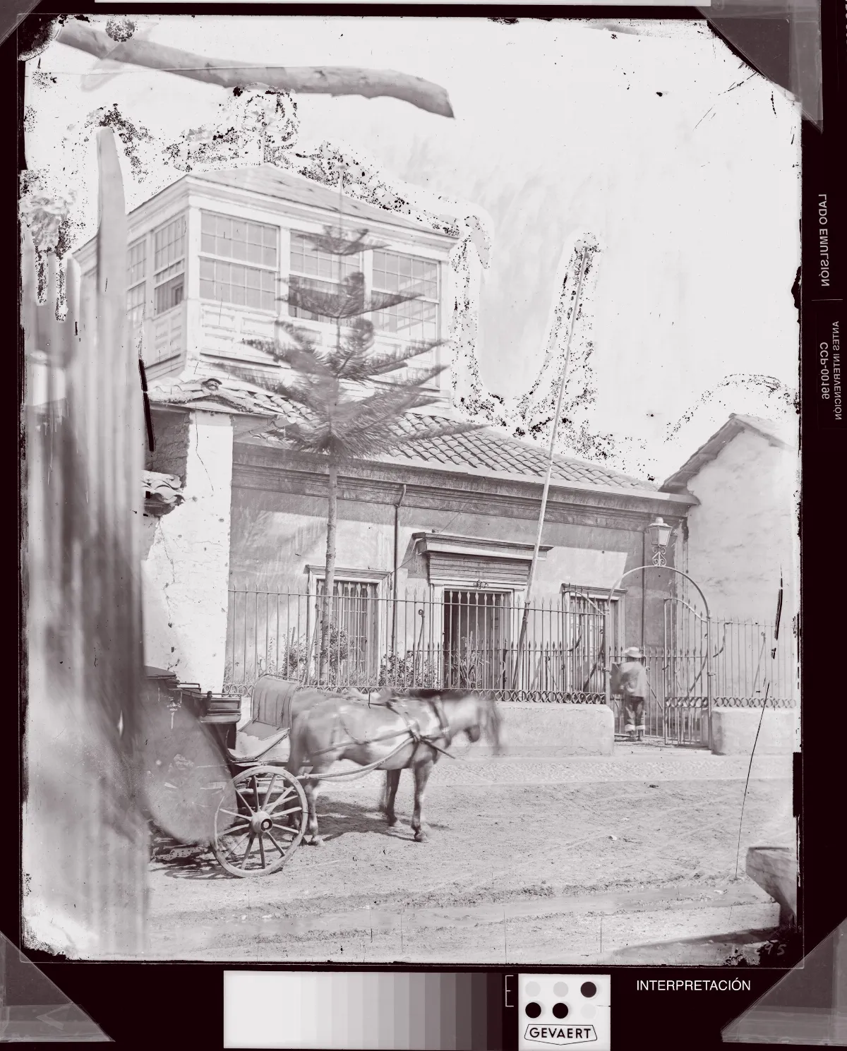 [Edificio y coche de caballos] — 1863–1864 | Chile de Ayer