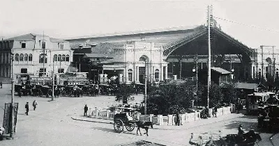Avenida Alameda, Plaza Argentina y Estación Central de Santiago, con coches a caballo y tranvías — Estación Central — aprox. 1910 | Chile de Ayer