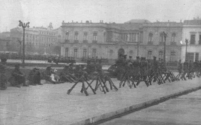 Golpe de Estado en Chile 4 de junio de 1932 Carabineros apostados junto al Palacio de La Moneda — aprox. 1932 | Chile de Ayer