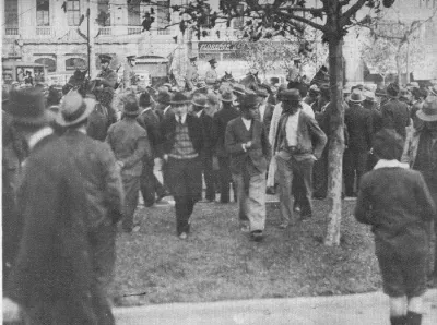 Golpe de Estado 4 de junio 1932: concentración callejera alrededor de árbol — aprox. 1931 | Chile de Ayer
