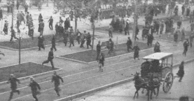Manifestación del 4 de junio de 1932 con carruaje en plaza — aprox. 1931 | Chile de Ayer