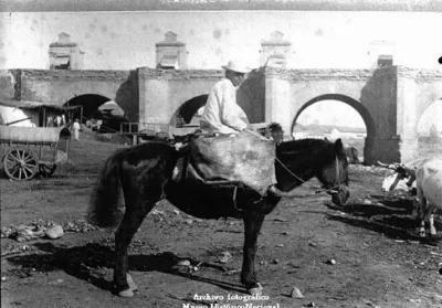 Hombre a caballo junto al Puente de Cal y Canto, 1870 — aprox. 1870 | Chile de Ayer
