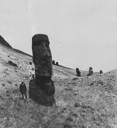 Moái en Rano Raraku, Isla de Pascua — aprox. 1880 | Chile de Ayer