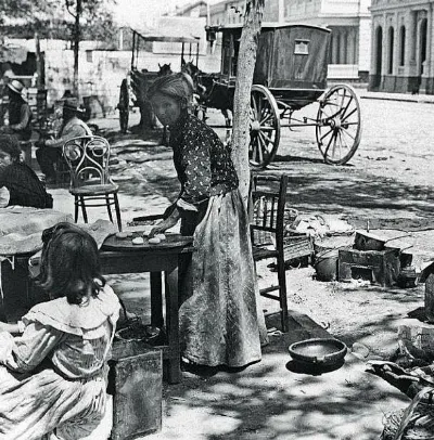 Mujer haciendo pequénes en la alameda de las delicias — aprox. 1905 | Chile de Ayer