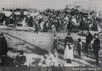 Mercado popular junto al río Mapocho, circa 1902 — aprox. 1902 | Chile de Ayer