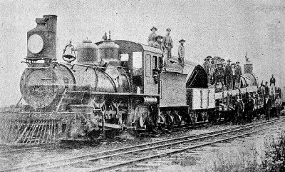 Locomotora trocha 1 metro remolcando otra descarrilada, julio de 1907 — aprox. 1907 | Chile de Ayer