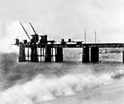 Grúas originales del Muelle Vergara, — aprox. 1900 | Chile de Ayer