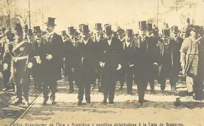Los Presidentes de Chile y Argentina y comitiva dirigiendose a la casa de Gobierno. — aprox. 1910 | Chile de Ayer