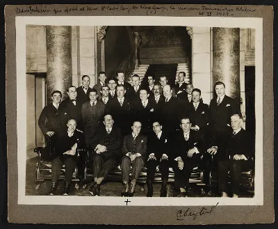 Manifestación que ofrecida al Farmaceutico Dr. Carlos Beij. y Dr Silva Granja la asociación farmacéutica de Chile — aprox. 1929 | Chile de Ayer
