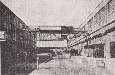 Grúa eléctrica en el patio de los almacenes, Maestranza de San Bernardo, circa 1929 — aprox. 1929 | Chile de Ayer