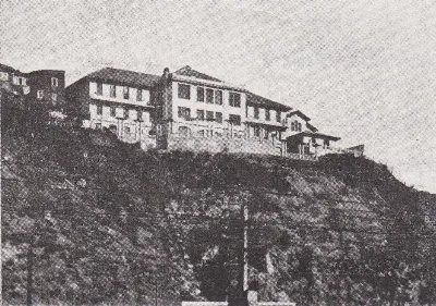 Mansión en cerro con vegetación circundante — aprox. 1929 | Chile de Ayer