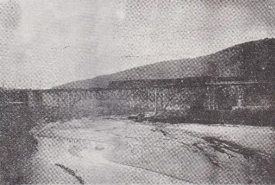 Puente ferroviario sobre río entre cerros, interior de libro (señalización ferroviaria) — aprox. 1929 | Chile de Ayer