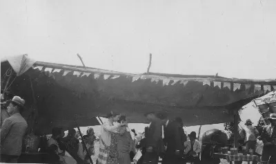Pareja bailando cueca bajo ramada con banderas chilenas, fiestas patrias — Década de 1940 | Chile de Ayer