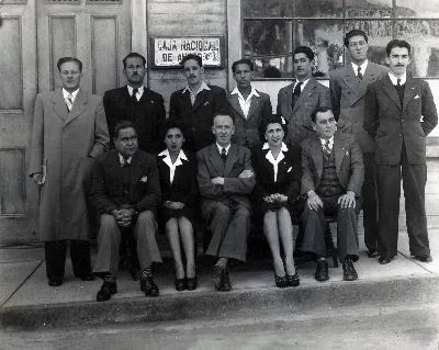 Empleados de la Caja Nacional de Ahorros de Chañaral, en la Región de Atacama, Chile (ca. 1945). — aprox. 1945 | Chile de Ayer