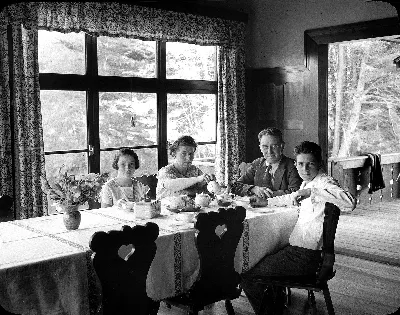 Familia Meyer, Mulpulmo, Osorno — aprox. 1940 | Chile de Ayer