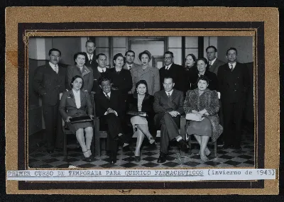 Primer curso de temporada para químico farmacéutico. — aprox. 1943 | Chile de Ayer
