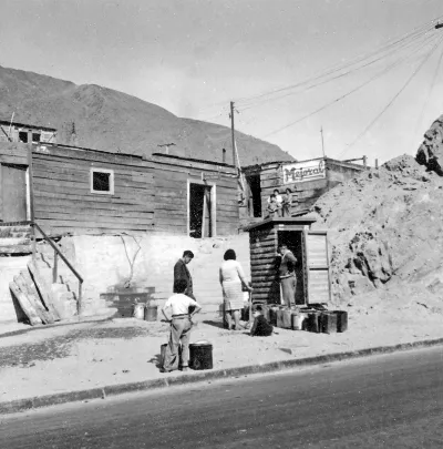 Reparto de agua potable en Calle San Martín, Chañaral, región de Atacama, Chile (ca. 1950). — aprox. 1950 | Chile de Ayer
