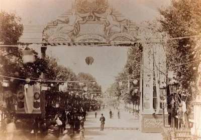 Arco de los Obreros en la Alameda, Santiago de Chile — aprox. 1850–1930 | Chile de Ayer
