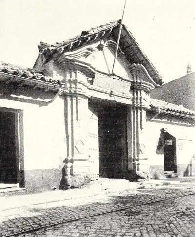 Antiguo portón colonial español, Santiago de Chile, 1904 — aprox. 1904–1930 | Chile de Ayer