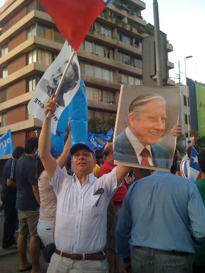 Celebración electoral con foto de Pinochet, Santiago, 2010 — aprox. 1870–1930 | Chile de Ayer