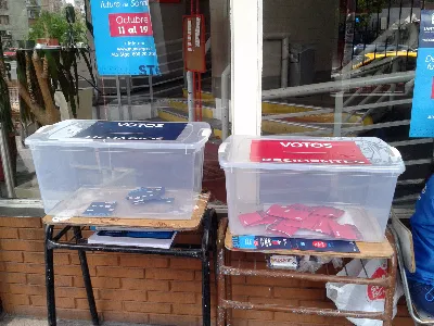 Urnas de la consulta ciudadana de Santiago, 2014 — aprox. 1870–1930 | Chile de Ayer