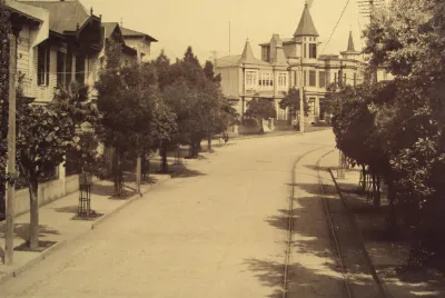 Foto antigua de la avenida Gran Bretaña de Playa Ancha, en Valparaíso — aprox. 1890–1930 | Chile de Ayer