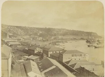 Valparaíso, vista desde el puerto con cerros poblados — aprox. 1890–1930 | Chile de Ayer