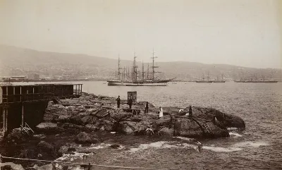 Bahía de Valparaíso con fragata de cuatro palos fondeada, vista desde los roqueríos — aprox. 1890–1930 | Chile de Ayer