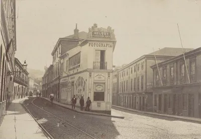 Fotografia Helsby en Valparaiso (fundada 1843): local comercial y calle con rieles — aprox. 1890–1930 | Chile de Ayer